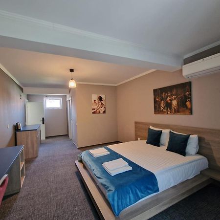 Albert Hotel Roşu エクステリア 写真