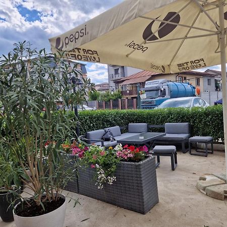 Albert Hotel Roşu エクステリア 写真