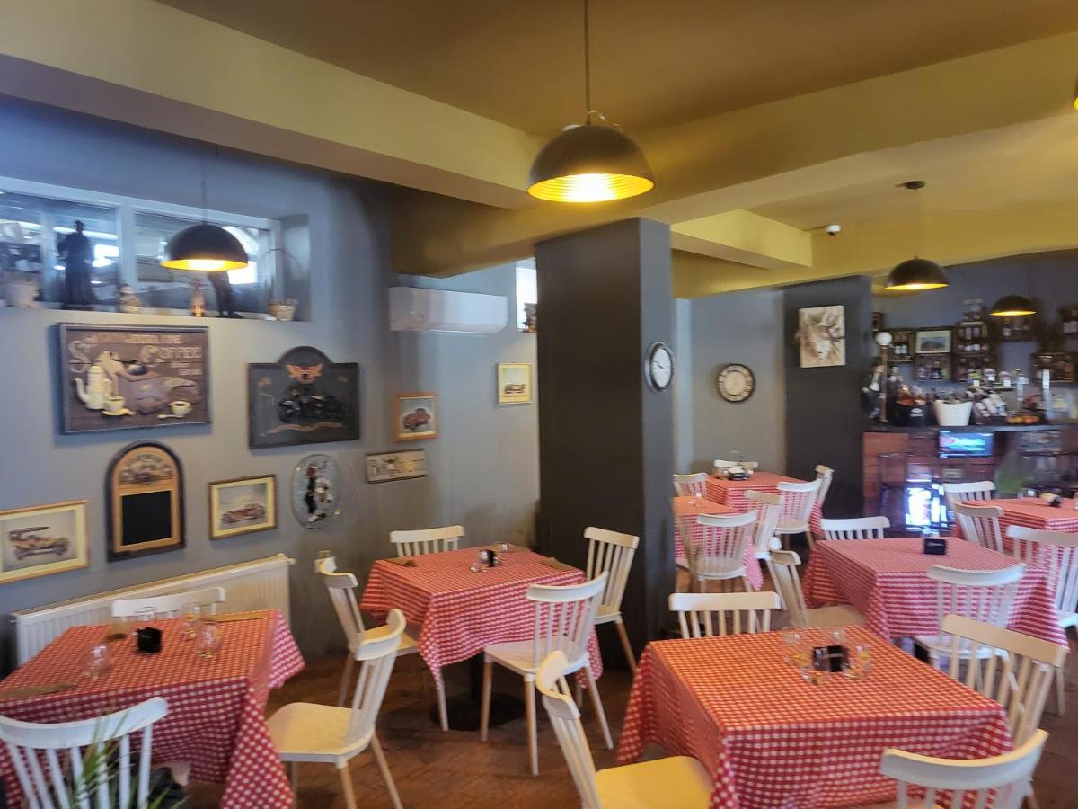Albert Hotel Roşu エクステリア 写真