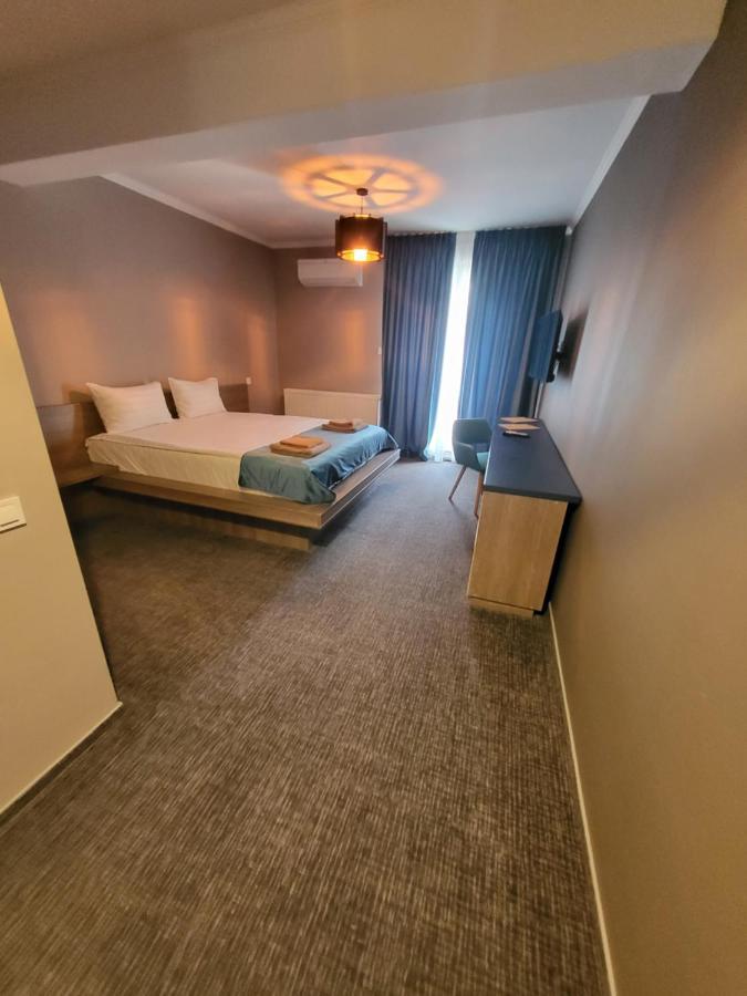 Albert Hotel Roşu エクステリア 写真