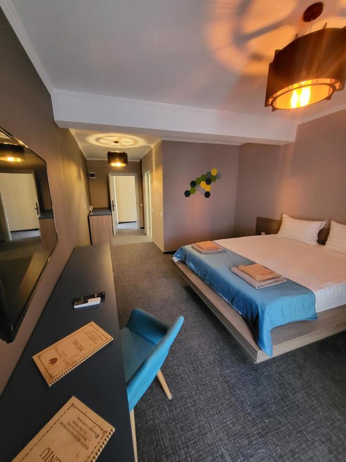 Albert Hotel Roşu エクステリア 写真