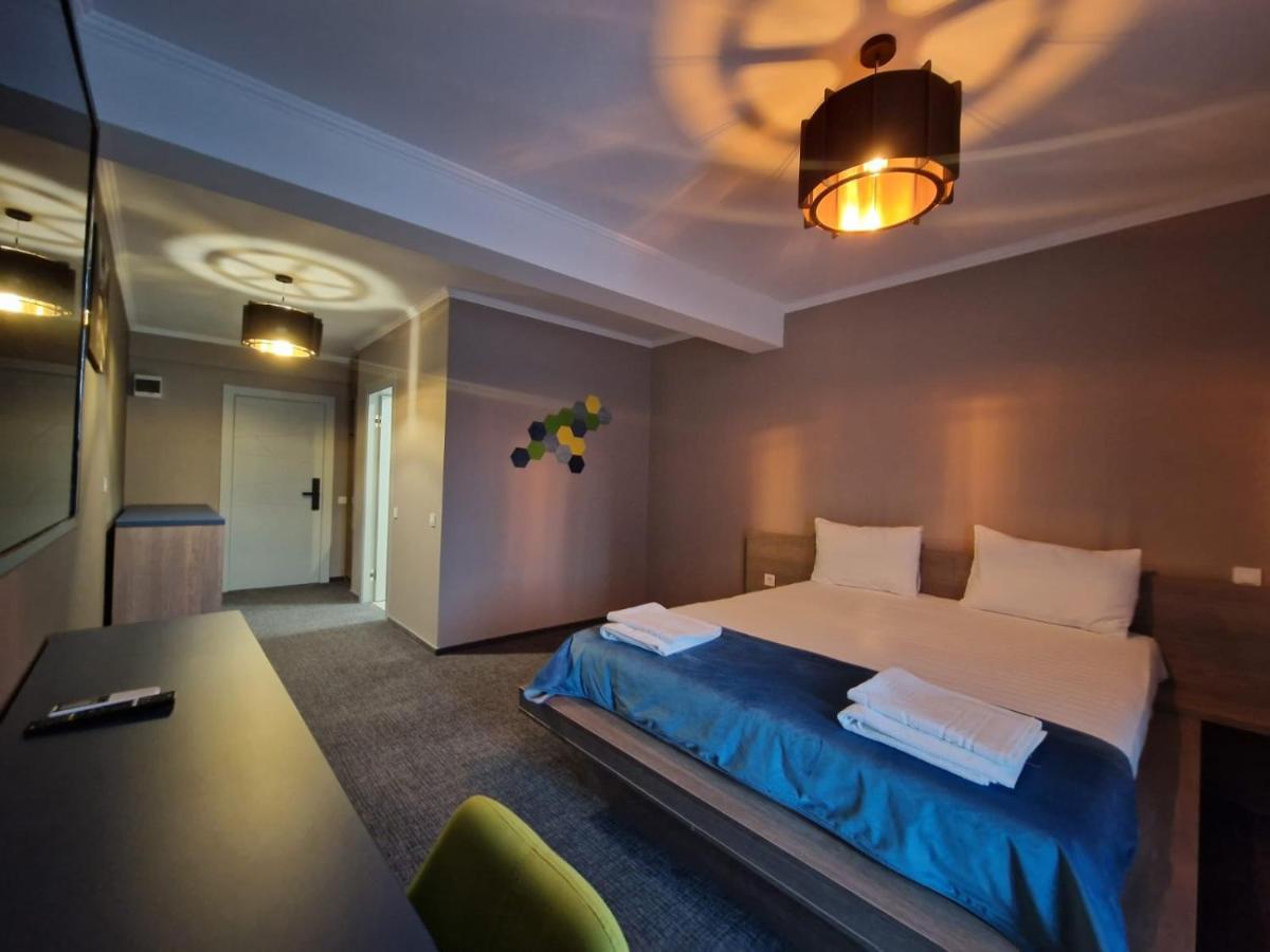 Albert Hotel Roşu エクステリア 写真