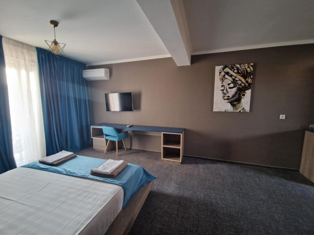 Albert Hotel Roşu エクステリア 写真