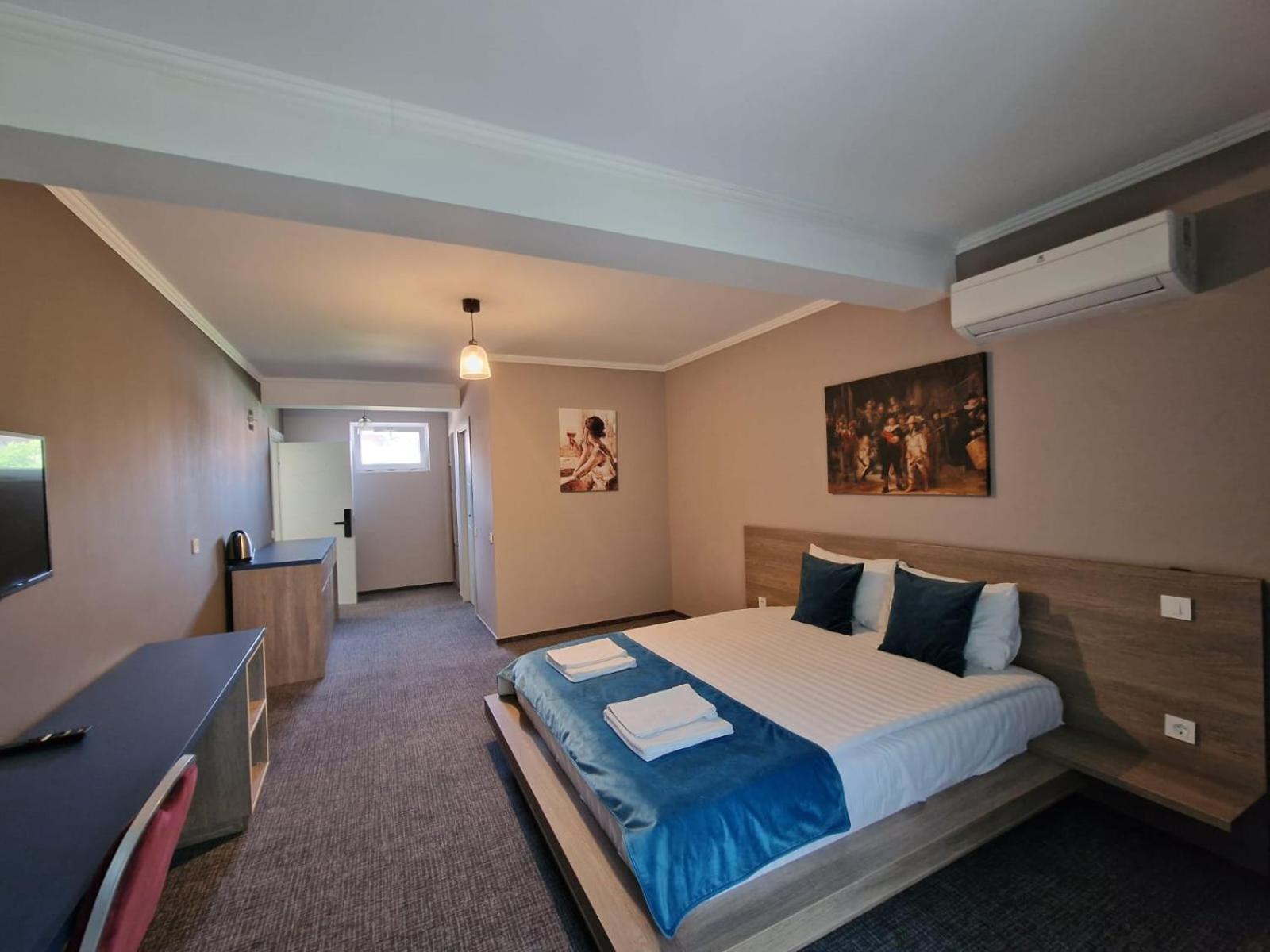 Albert Hotel Roşu エクステリア 写真