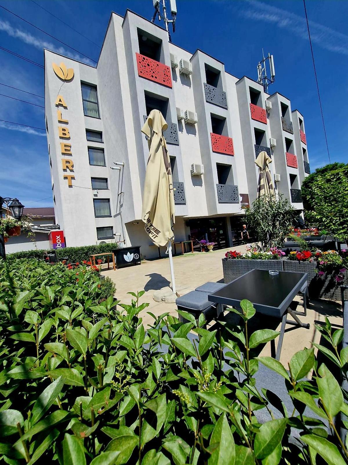Albert Hotel Roşu エクステリア 写真