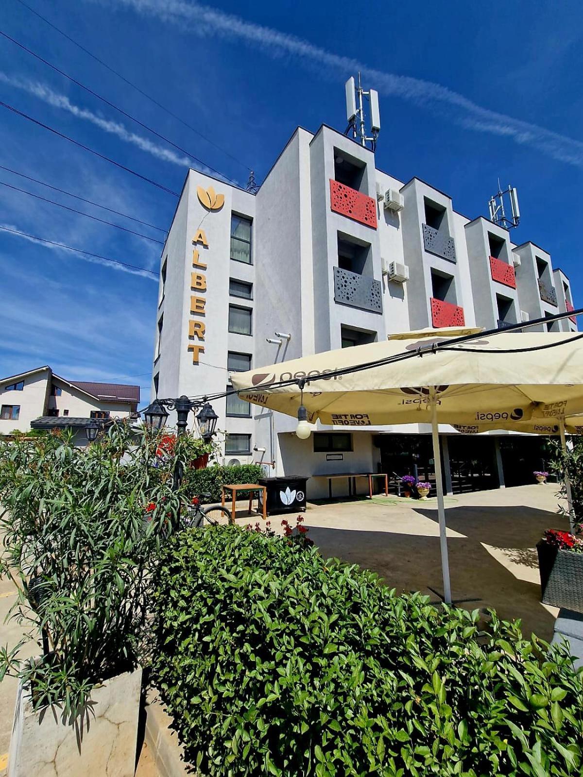 Albert Hotel Roşu エクステリア 写真